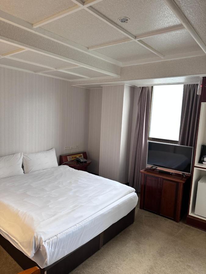 Meworld Hotel - Sanchong Taipei Exterior photo