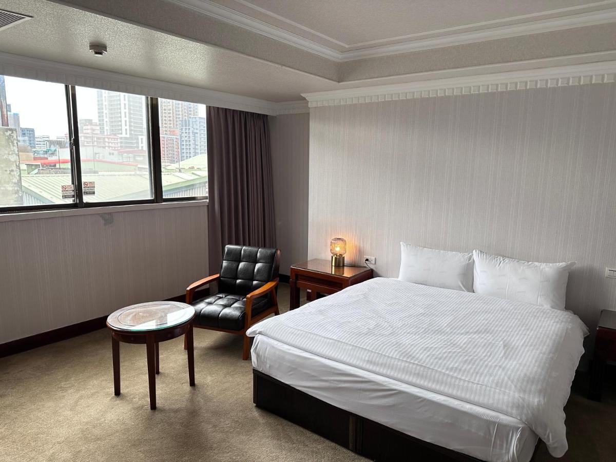 Meworld Hotel - Sanchong Taipei Exterior photo